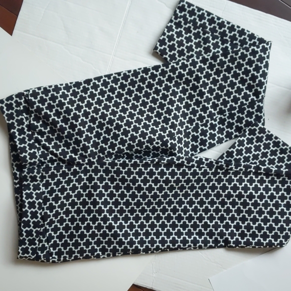 White House Black Market Pants - White House Black market  The Slim black white pattern ankle pant Size 2   XS S
